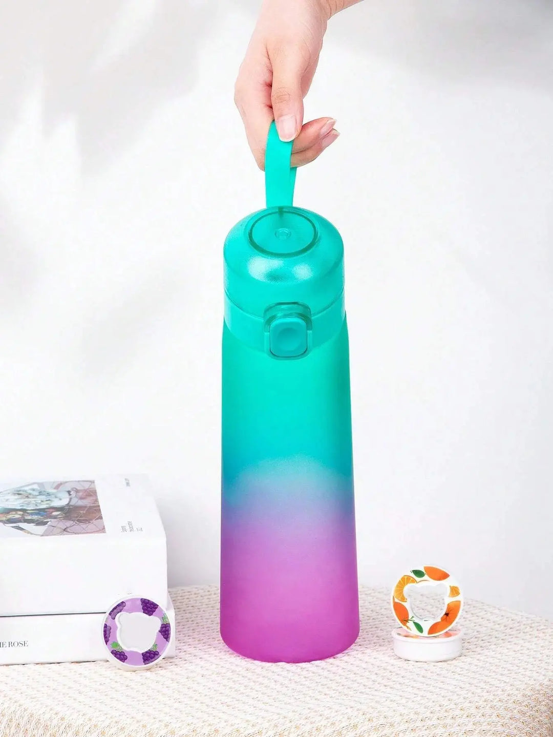 Smart unisex 0.65L scented water bottle, perfect for active, healthy lifestyles.