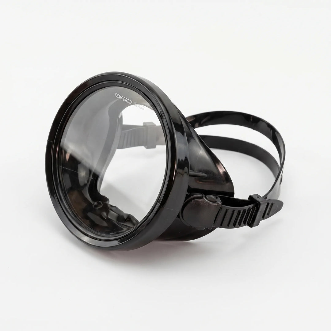 Clear vision single-lens diving mask, perfect for unisex water sports and snorkeling adventures. Tempered glass.