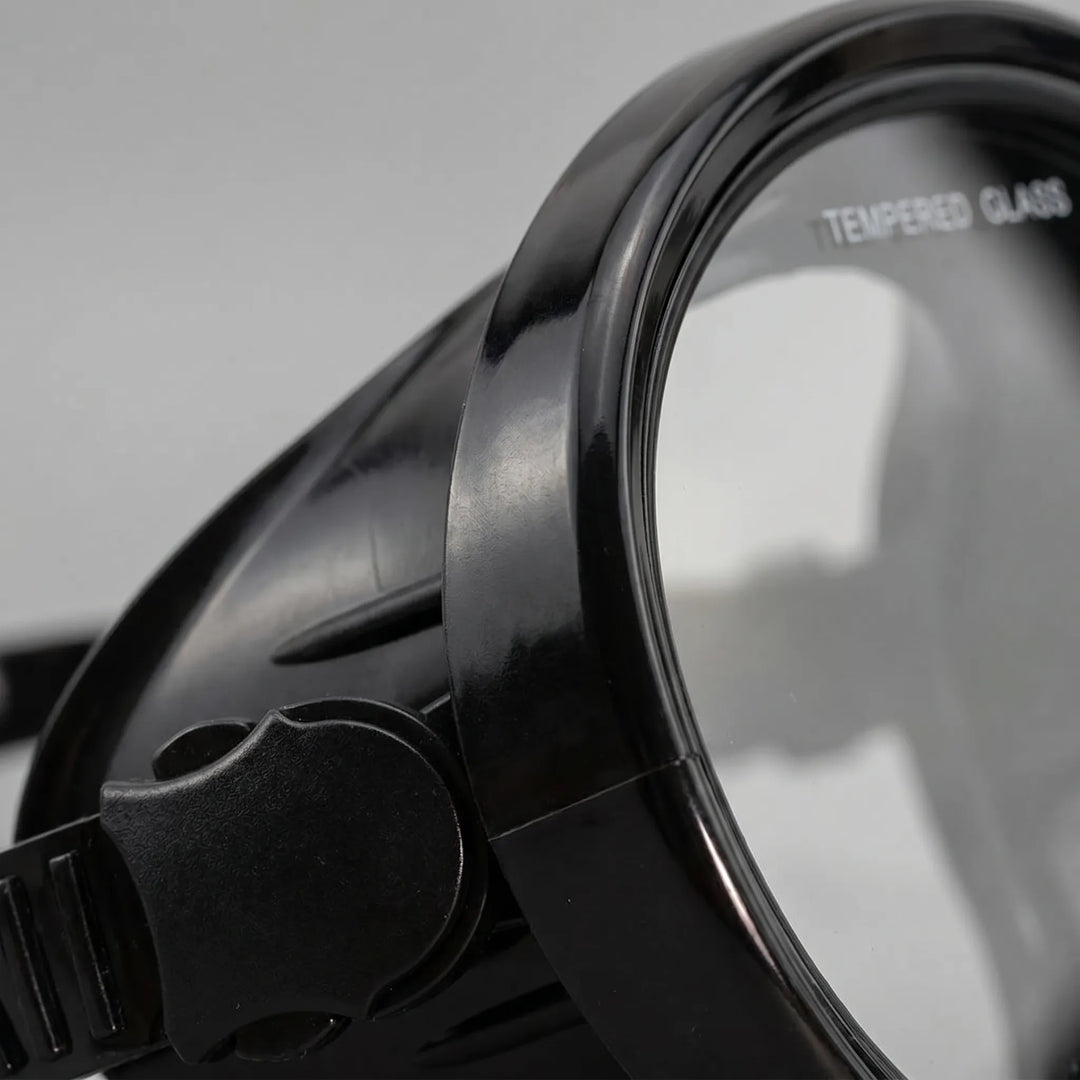 Wide view single-lens diving mask for clear underwater snorkeling and diving. Unisex design with tempered glass.