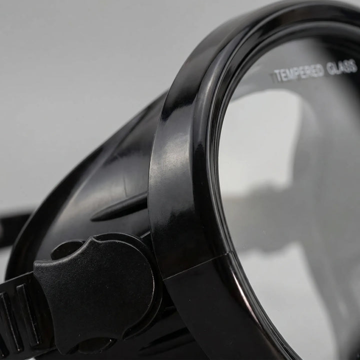 Wide view single-lens diving mask for clear underwater snorkeling and diving. Unisex design with tempered glass.