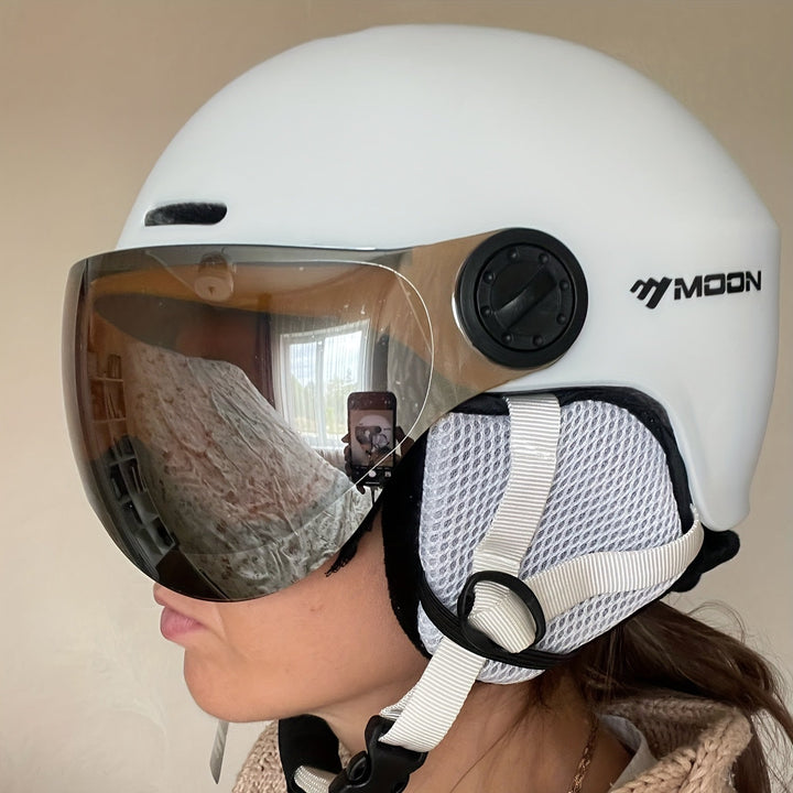 Unisex ski helmet with advanced ventilation, ensuring comfort & ultimate safety during winter sports.