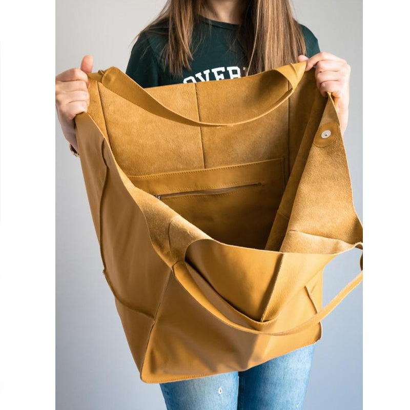 Robust weekend duffel bag, designed for durability and ease of travel.