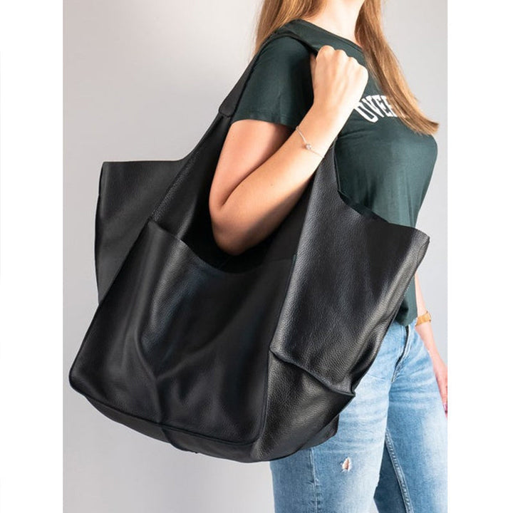 Comfortable unisex travel bag, easy to carry for long or short journeys.