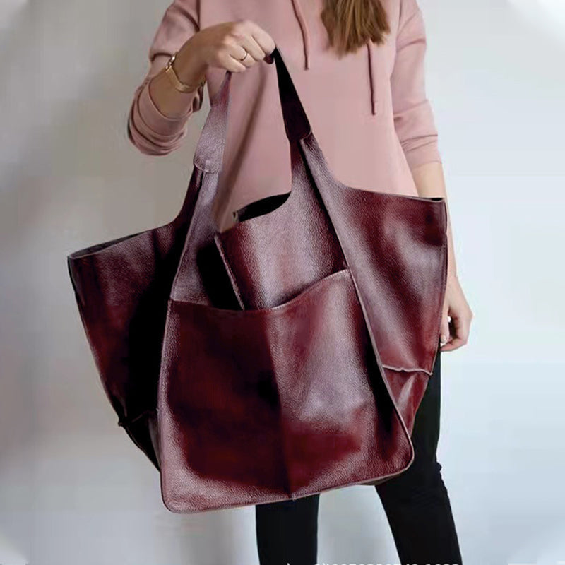 Large capacity weekend bag, ideal for travel essentials, versatile and stylish.