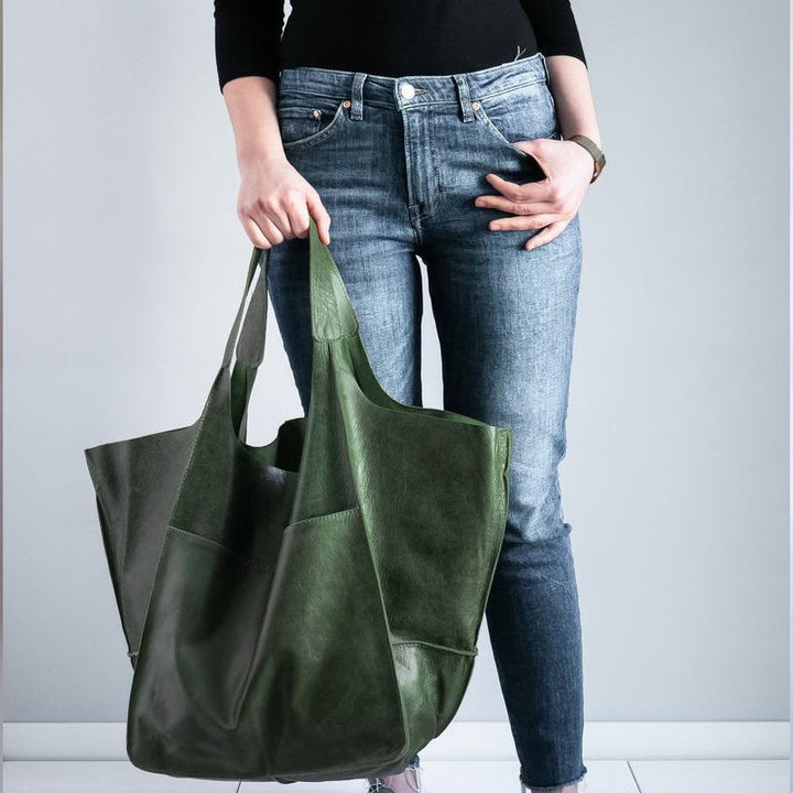 Multipurpose shoulder bag, a stylish and practical solution for travel.