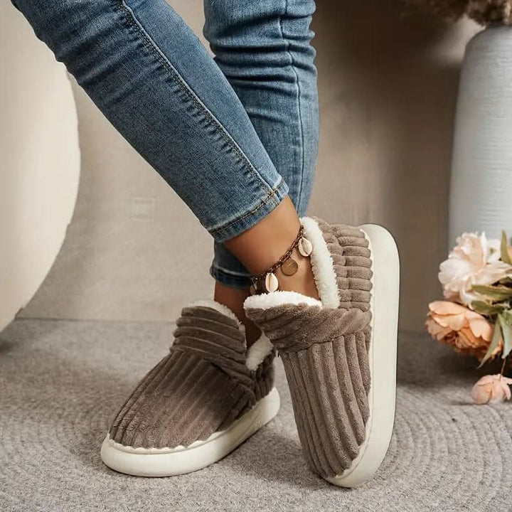 Comfortable unisex thermal house slippers, perfect indoor footwear for winter warmth.