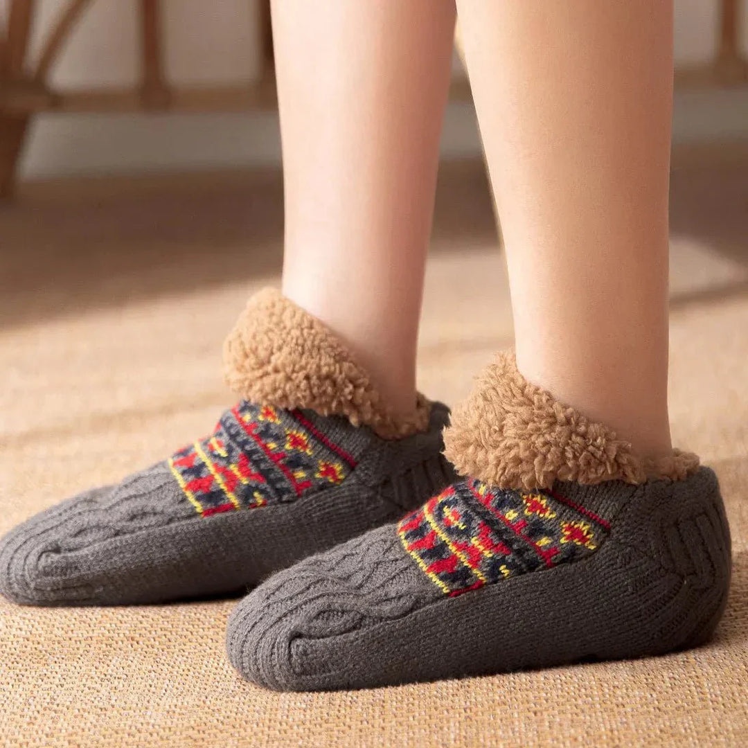 Warm, non-slip house socks in ultra-soft fabric for cozy indoor comfort & relaxation.