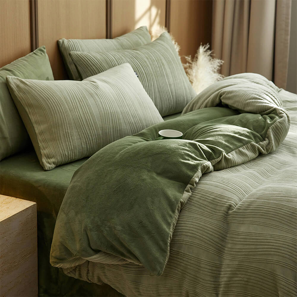 Unisex wavy line milk velvet bedding set, ideal for a comfortable and stylish bedroom.