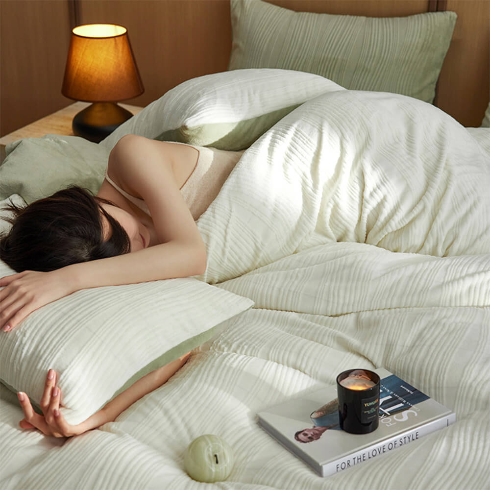 Home textiles: wavy line milk velvet bed sheets, anti-static and super soft.