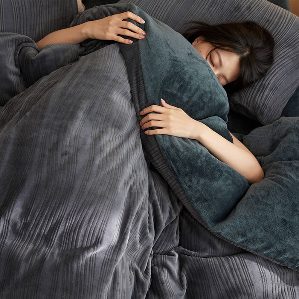 Cozy wavy line milk velvet bedding set for a peaceful and warm sleeping experience.