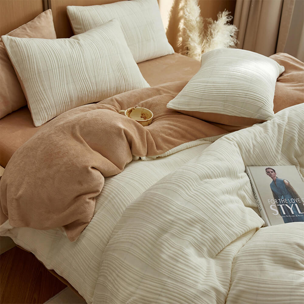 Anti-static milk velvet bed sheets featuring a stylish wavy line design.