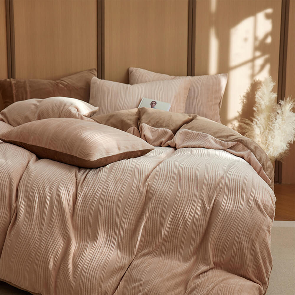 Soft milk velvet bed sheets with an elegant wavy line pattern, anti-static bedding.