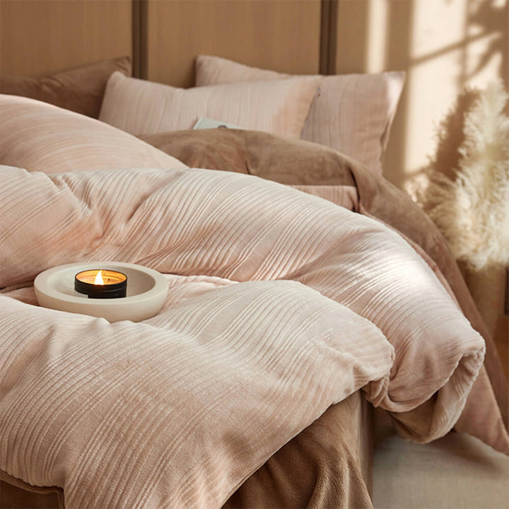 Elegant wavy line pattern on soft milk velvet bed sheets, anti-static home textiles.
