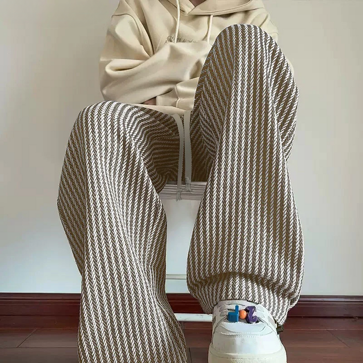 Fashionable wide-leg herringbone sweatpants for unisex everyday wear. Relaxed fit casual pants with comfortable drawstring.