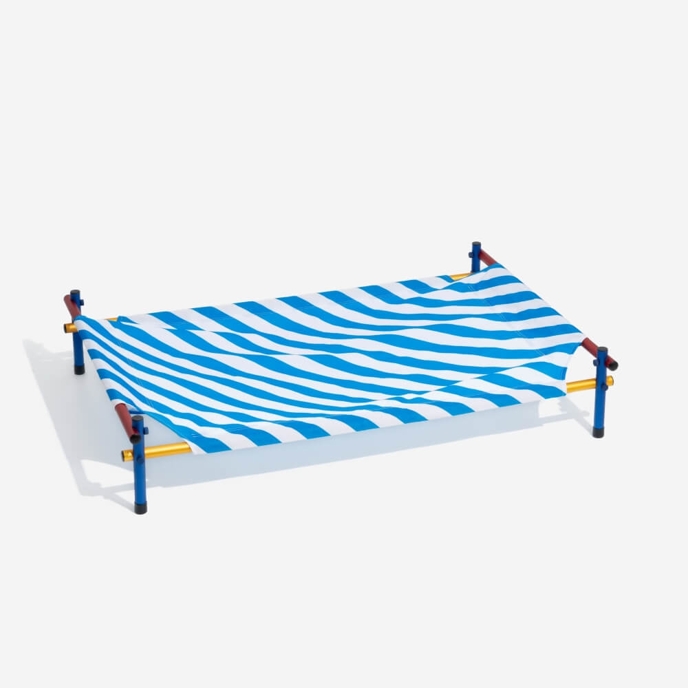 Colorful elevated dog bed with a sturdy aluminum frame, perfect for outdoor relaxation and pet comfort.