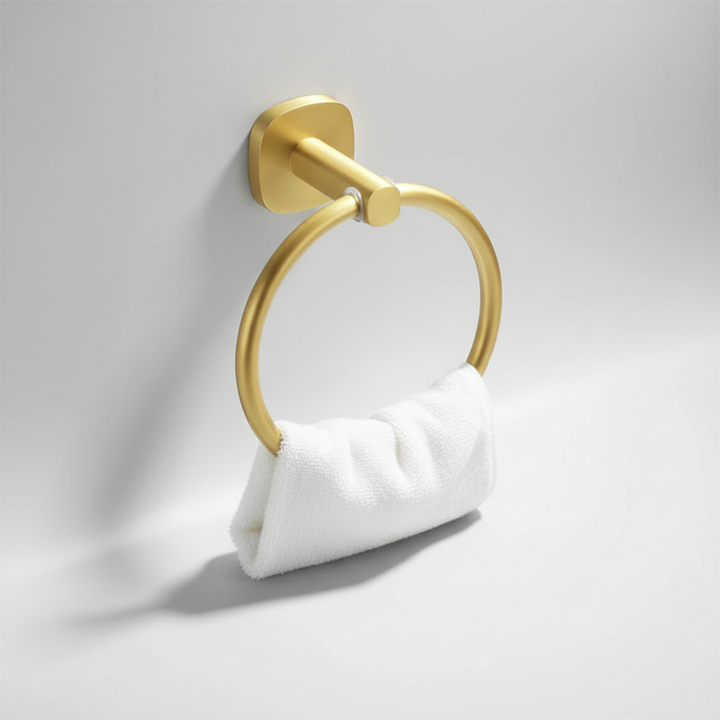Minimalist wall-mounted towel organizer combining light wood & matte aluminum. Ideal for modern bathroom decor.