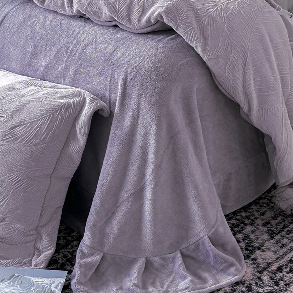 Warm and soft velvet sheet set, featuring a delicate embossed leaf design.
