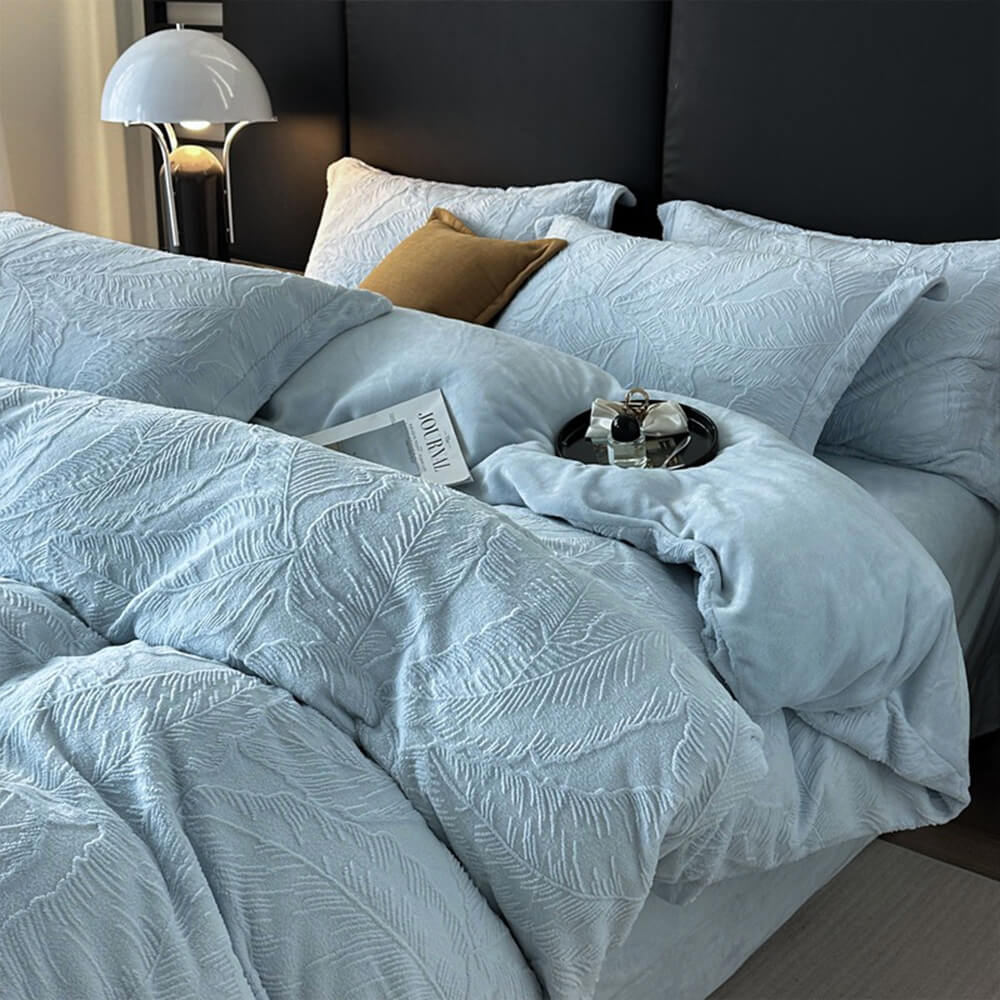 Comfortable and warm embossed velvet sheet set, featuring beautiful leaf details.