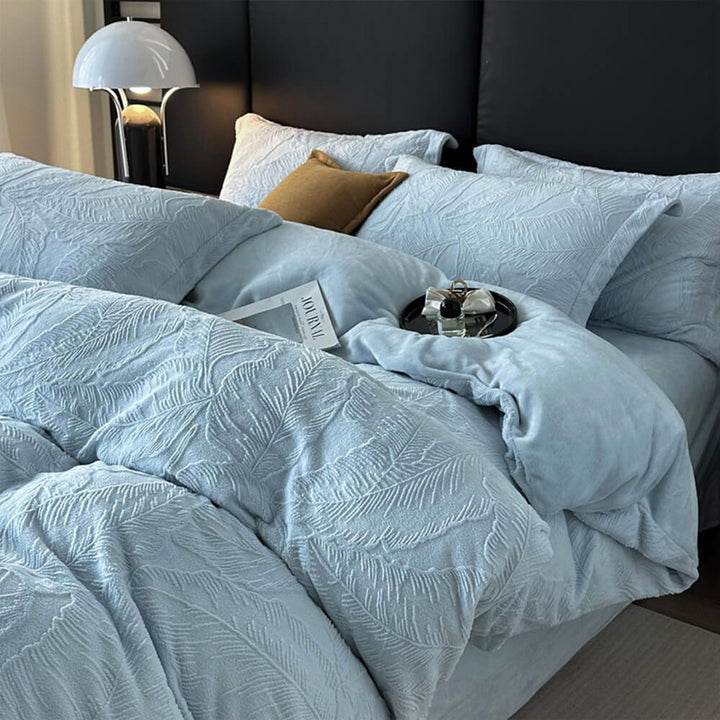 Comfortable and warm embossed velvet sheet set, featuring beautiful leaf details.