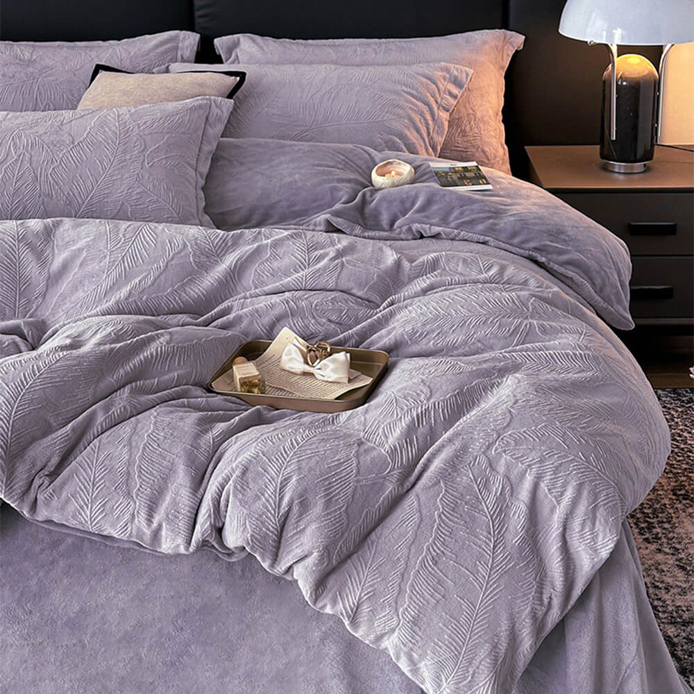 Luxury and comfort: milk velvet sheet set with an exquisite embossed leaf pattern.