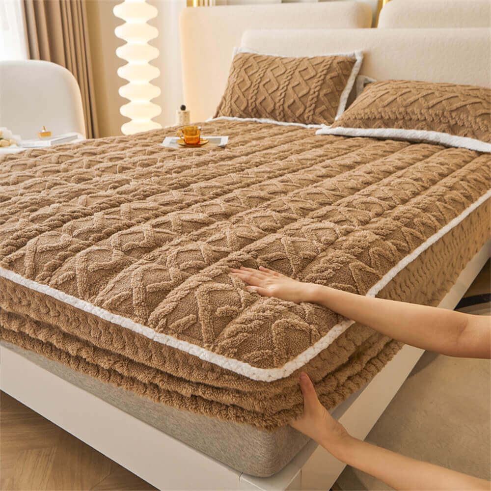 Comfortable unisex fluffy fitted sheet mattress cover, ideal for pet-friendly homes.