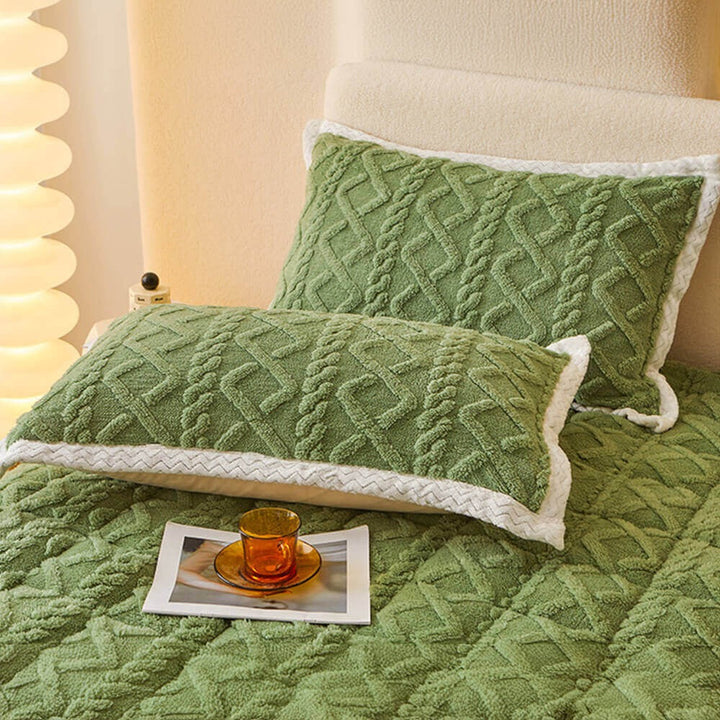 Overview of an anti-static quilted mattress cover, designed for warmth and easy, pet-friendly care.