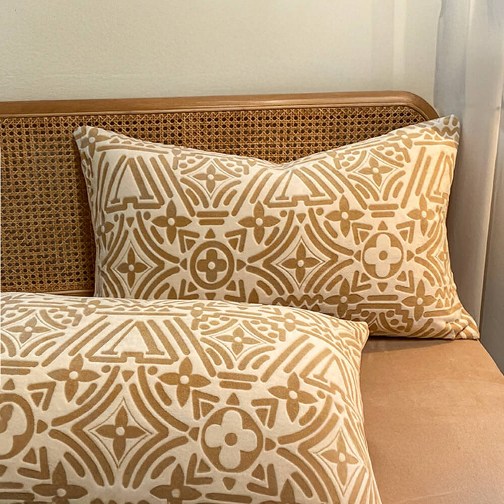 Modern geometric milk velvet bedding set, soft, warm, and static-free for ultimate comfort.