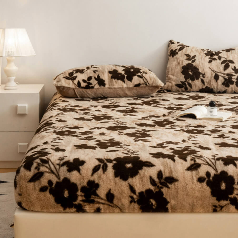 Fitted sheet with bold leopard print, ultra-soft faux fur bedding for warmth