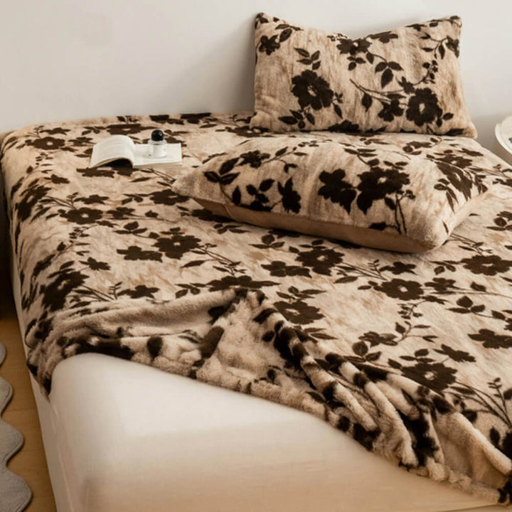 Cozy leopard pattern fitted sheet, premium faux rabbit fur for a luxurious sleep