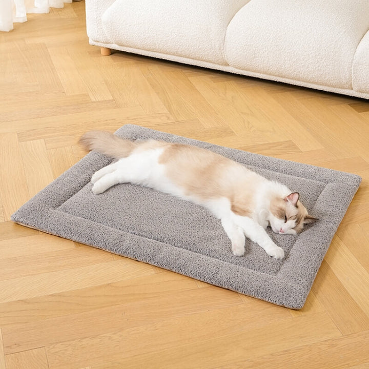 Corner detail of a warm plush pet mat, showcasing the non-slip fabric for dog and cat safety. Cat mat.