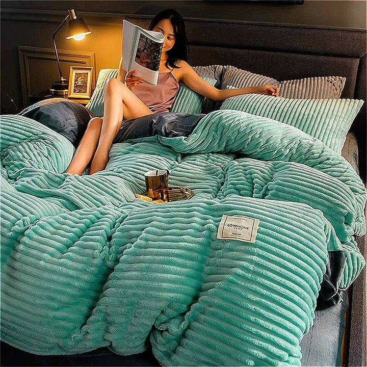 Warm winter fleece duvet comforter, cozy microfibre bedding for autumn/winter bedroom decor.
