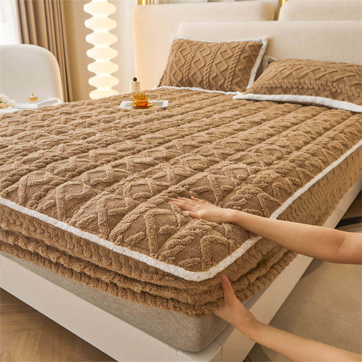 Cozy polyester mattress cover, soft and fluffy, ensures a comfortable night's sleep