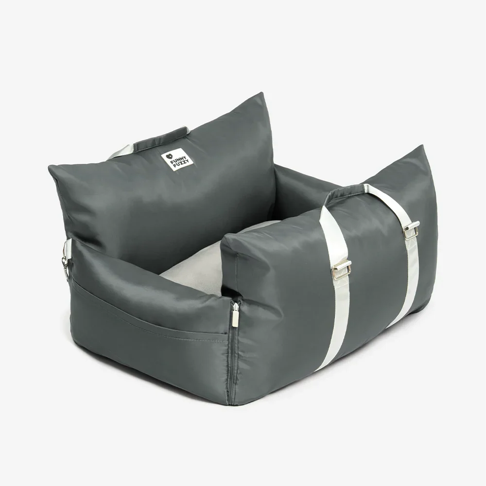 Waterproof car accessory for pets, suitable for long journeys