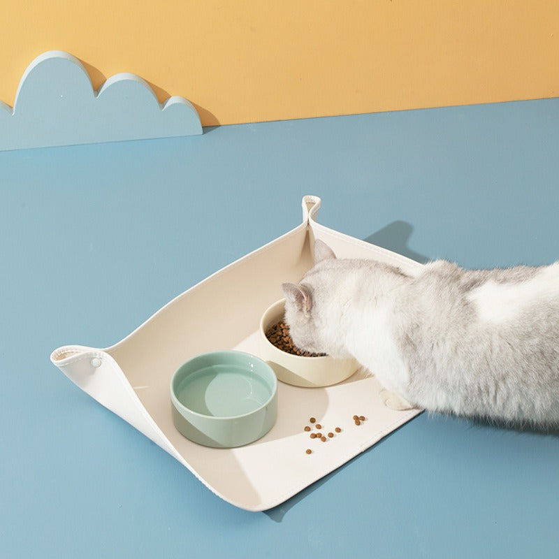 Foldable pet feeding mat, easy to store and clean, perfect for messy eaters, dogs and cats.