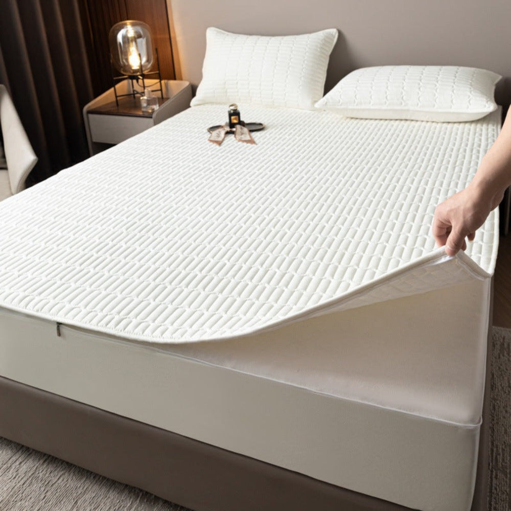 Zippered waterproof mattress protector from New4, ideal for pet owners and allergy sufferers