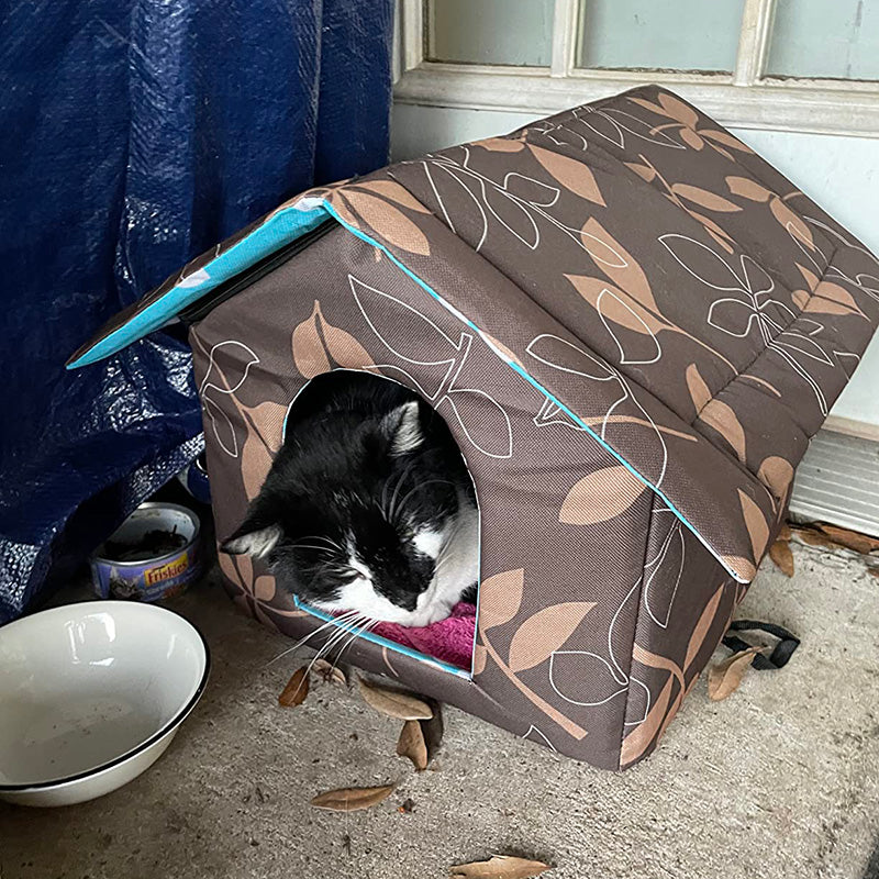Outdoor pet house, ideal for cats and small dogs, includes a cozy self-warming bed.