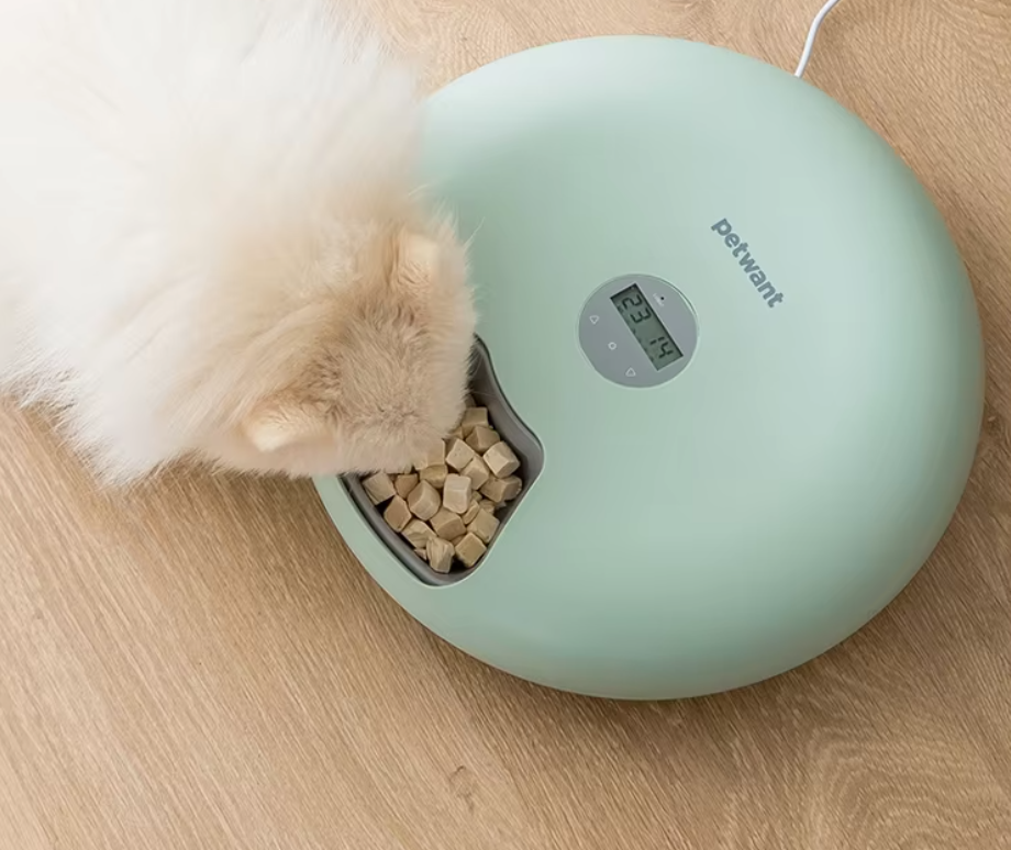 Unisex automatic pet food dispenser, white, digital display for scheduled feeding