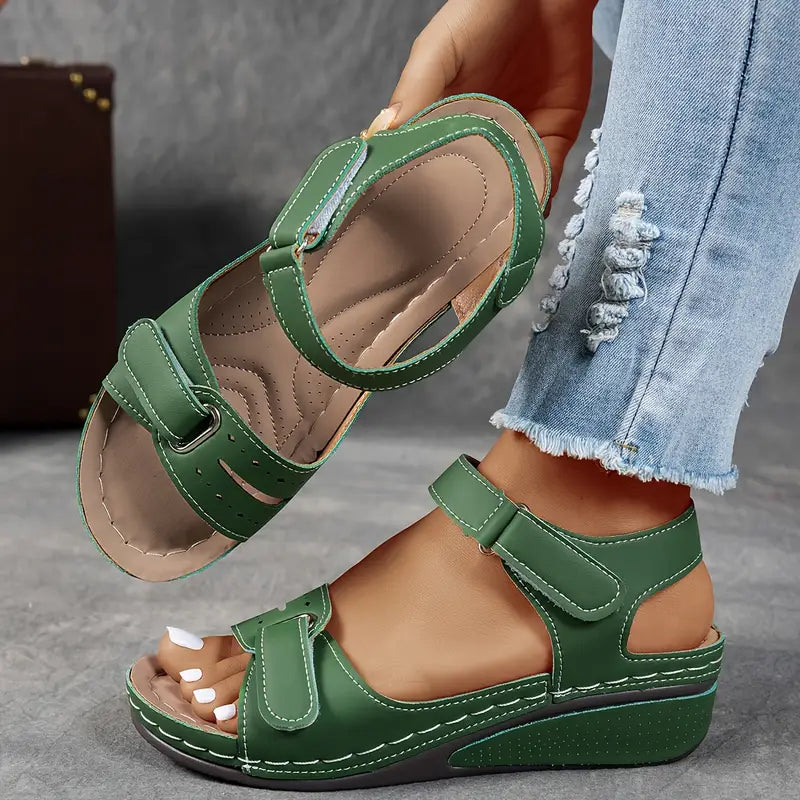 Fashionable women's open-toe platform sandals with adjustable straps, ideal for vacation and everyday wear.
