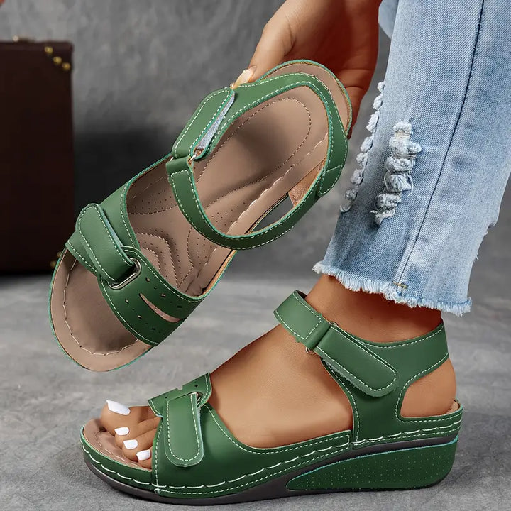 Fashionable women's open-toe platform sandals with adjustable straps, ideal for vacation and everyday wear.