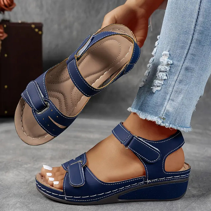 Stylish women's platform sandals for summer, offering comfort & adjustable straps for daily wear or vacations.