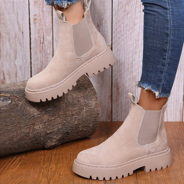 Stylish women's platform Chelsea boots with a chunky sole. Easy pull-on ankle boots, perfect for streetwear & fashion.