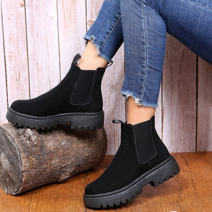 Versatile women's platform Chelsea boots. Ankle-high pull-on boots with a trendy chunky sole, ideal for everyday style.