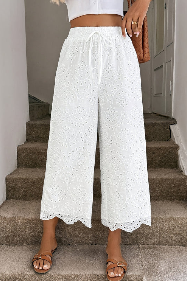 Casual women's cropped summer pants, bohemian style, comfortable for vacation, beach, or warm days.