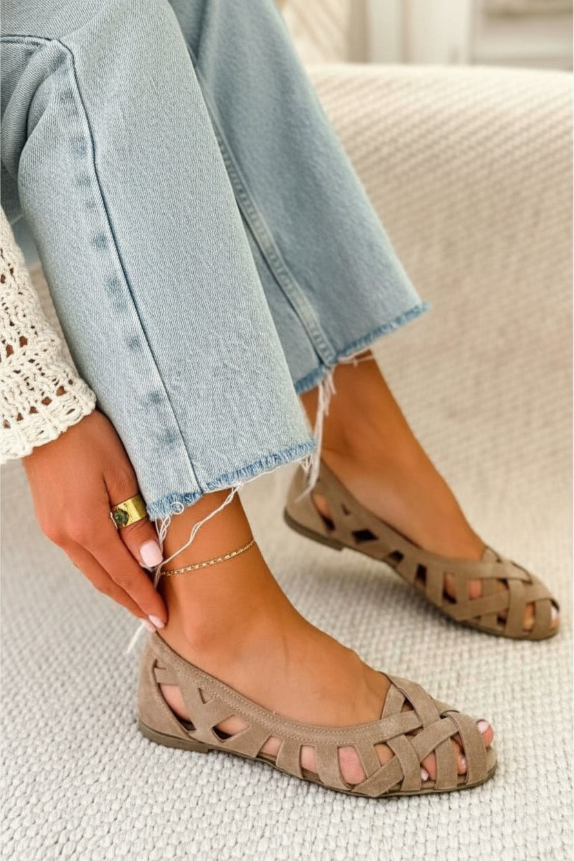 Women's braided crossover strap flat sandals, ultimate summer comfort and style.