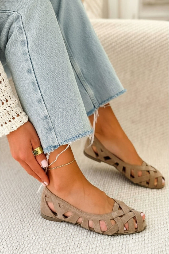 Women's braided crossover strap flat sandals, ultimate summer comfort and style.