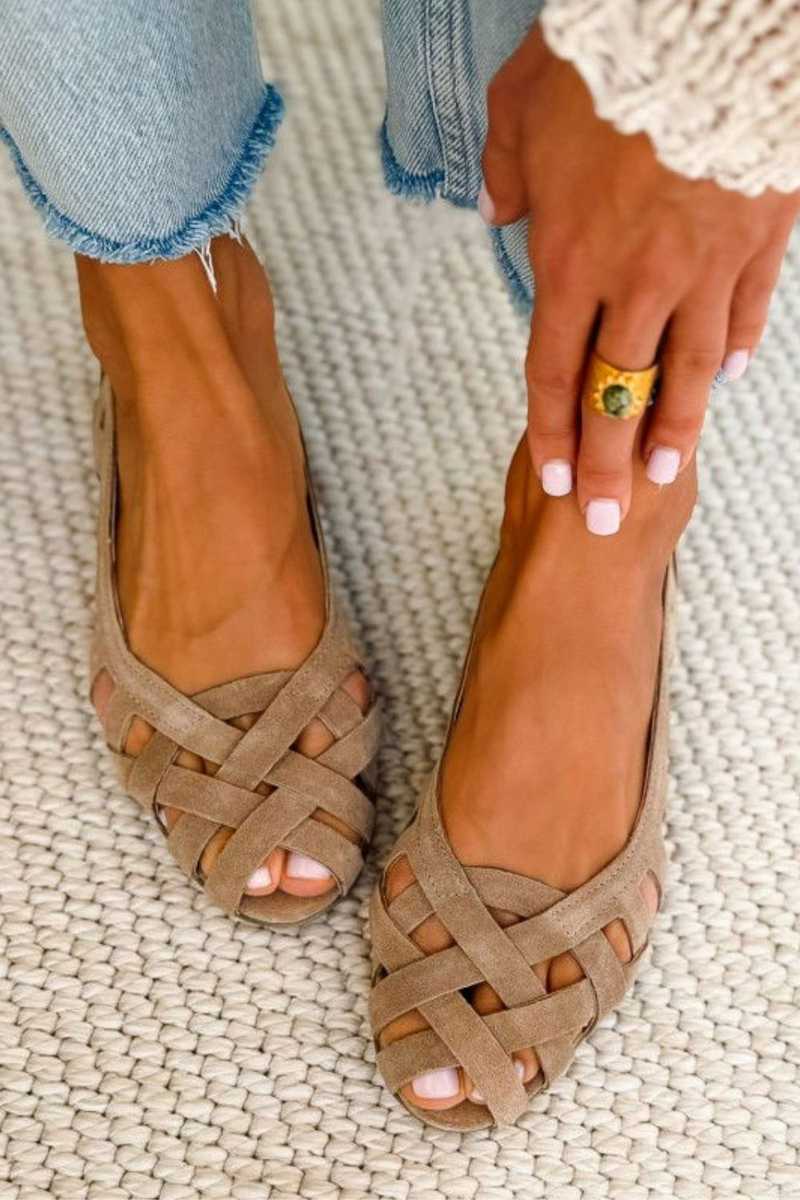 Open-toe women's braided crossover strap sandals, ideal for warm weather and casual comfort.