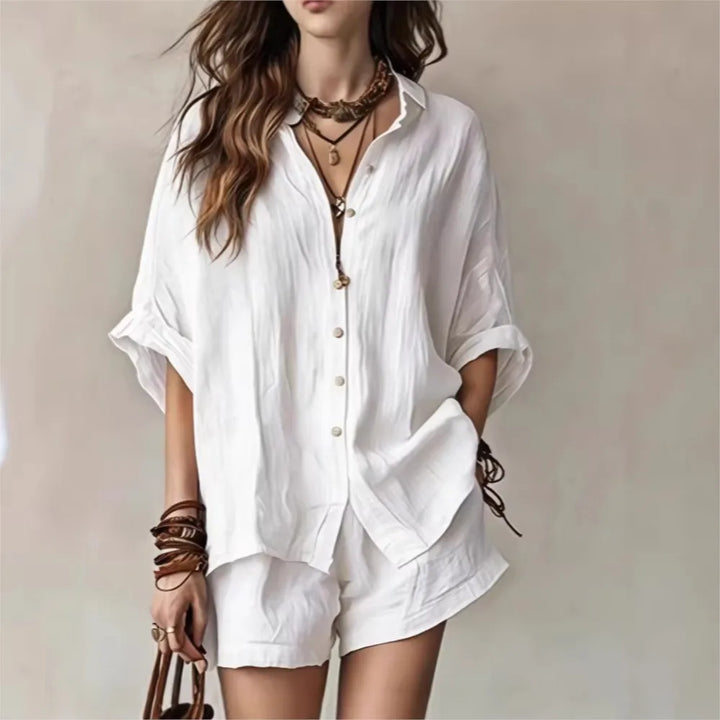 Comfortable women's 2-piece lounge set, breathable fabric ideal for relaxed daywear or a vacation outfit.