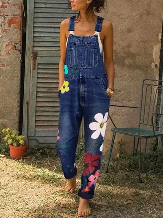 Sleeveless ankle-length women's jumpsuit overalls featuring a practical bib pocket for comfortable everyday wear.