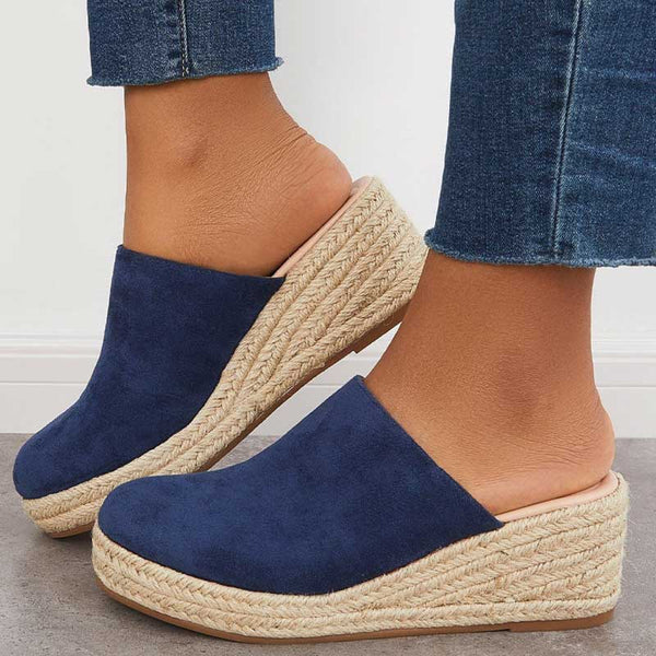 Women's casual flat sandals for everyday wear. Lightweight & comfortable open-toe slip-on summer footwear.