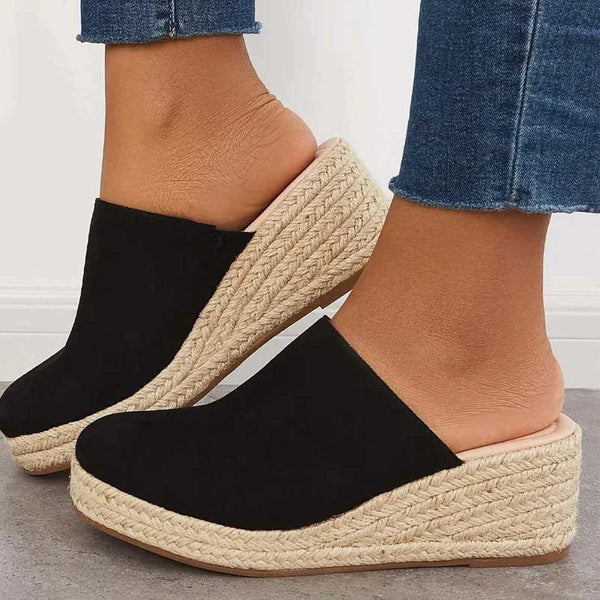 Lightweight women's casual sandals, perfect for everyday comfort. Versatile open-toe flat slip-ons for summer.